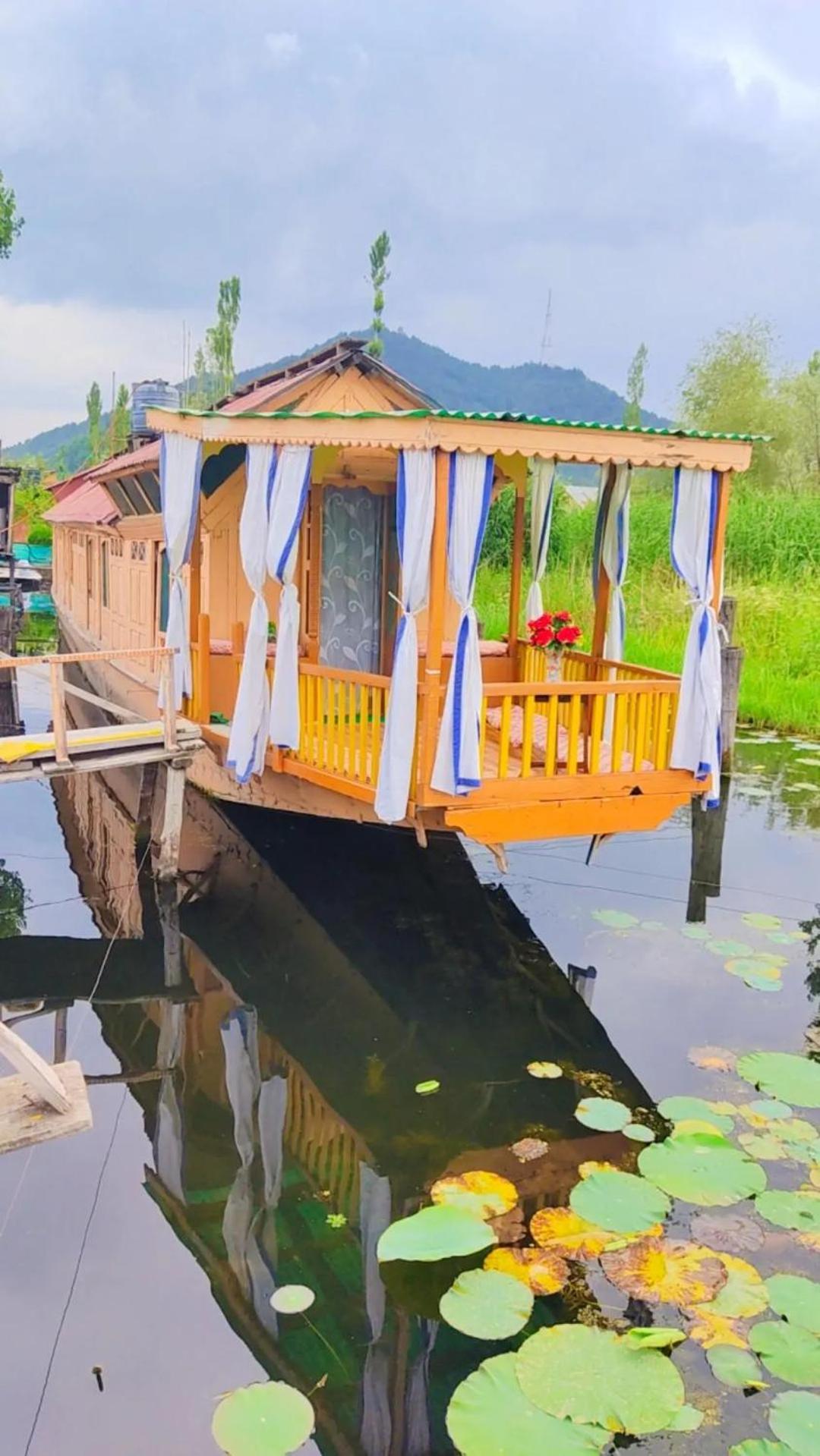 Houseboat Young Wild Rose Srīnagar Kültér fotó
